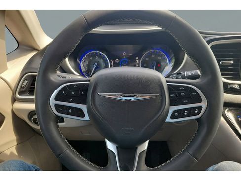 Used 2023 Chrysler Pacifica Touring-L FWD image 10