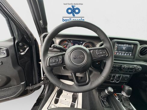 Used 2023 Jeep Gladiator Sport AWD/4WD image 14