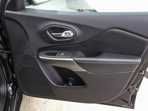 Used 2020 Jeep Cherokee Limited image 30