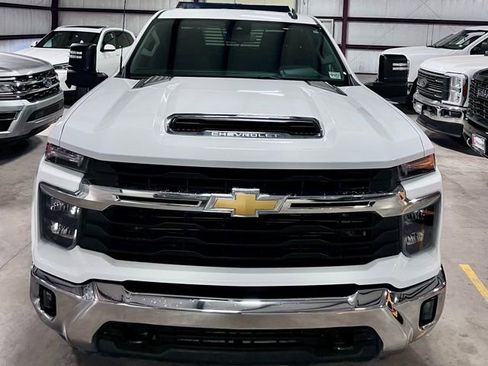 Used 2024 Chevrolet Silverado 2500 LT w/ Convenience Package image 8