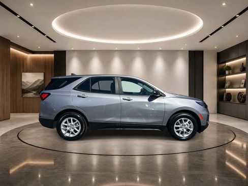 Used 2023 Chevrolet Equinox LS w/ Driver Confidence II Package FWD image 5