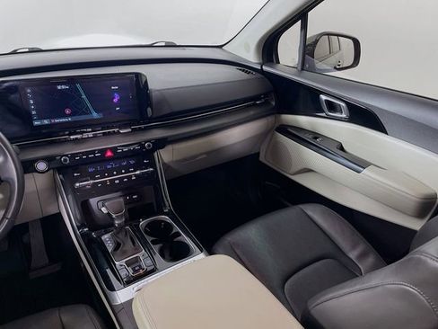 Used 2024 Kia Carnival EX image 24