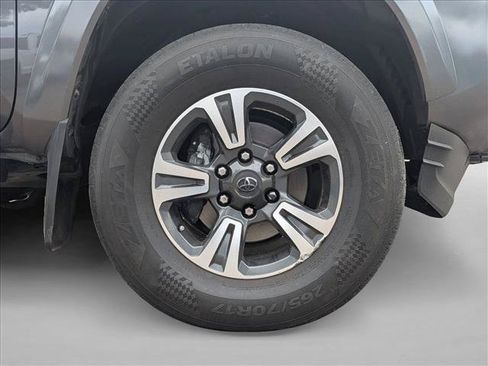 Used 2017 Toyota Tacoma TRD Sport AWD/4WD image 9