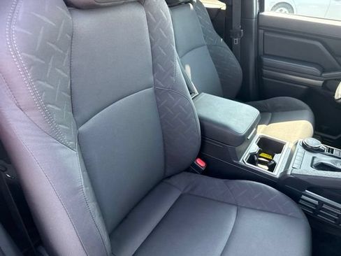 Used 2025 Toyota Tacoma SR5 AWD/4WD image 17