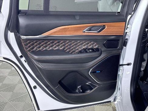 Certified 2025 Jeep Grand Cherokee Summit AWD/4WD image 21