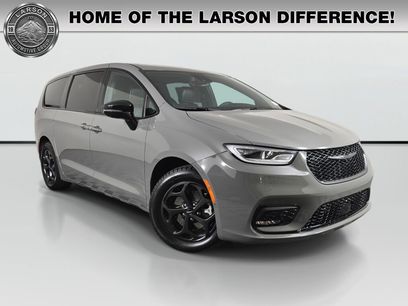 Used 2023 Chrysler Pacifica Limited w/ Uconnect Theater Family Group