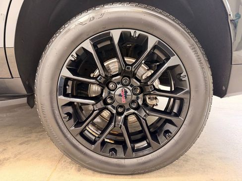 Used 2024 GMC Yukon SLT w/ SLT Premium Package AWD/4WD image 11