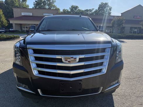 Used 2017 Cadillac Escalade Luxury AWD/4WD image 4