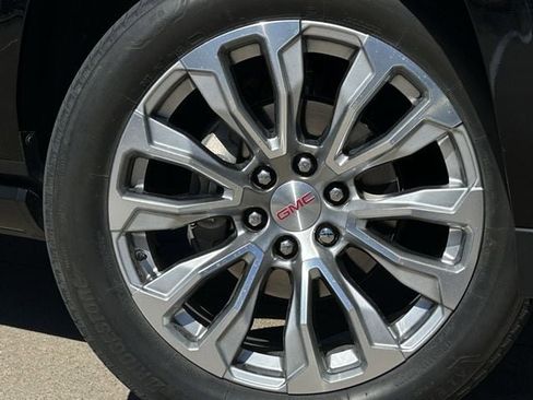 Used 2024 GMC Yukon XL Denali image 10