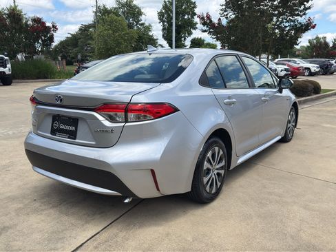 Used 2021 Toyota Corolla LE FWD image 3