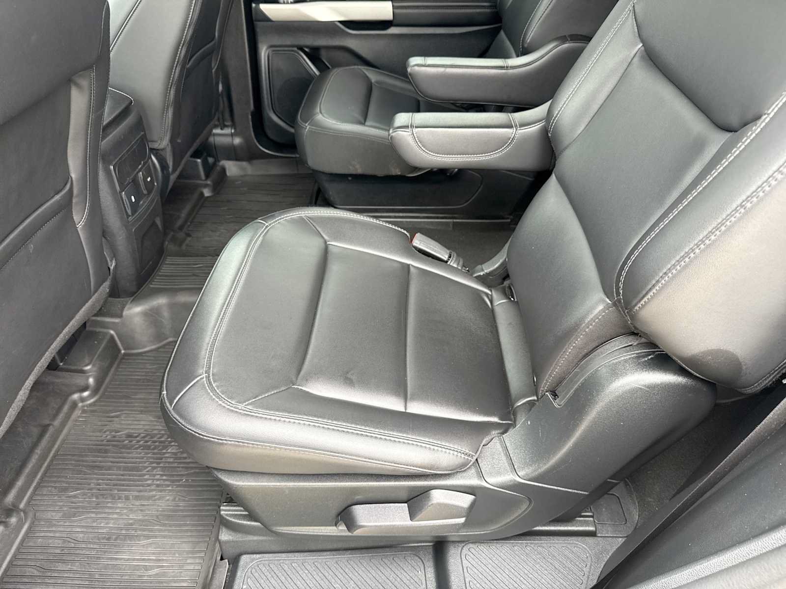 Used 2023 Ford Explorer XLT w/ Equipment Group 202A AWD/4WD image 18