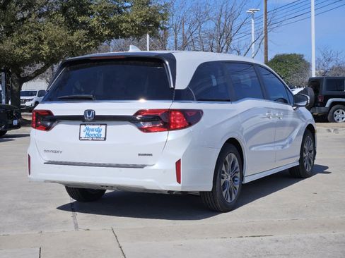 New 2026 Honda Odyssey Touring image 4