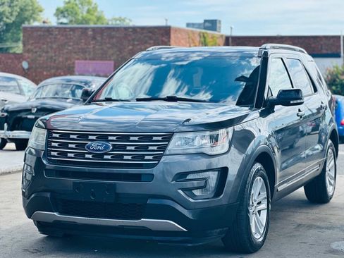 Used 2017 Ford Explorer XLT FWD image 3