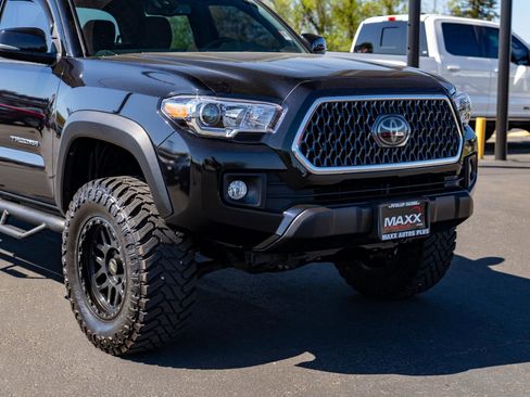 Used 2018 Toyota Tacoma TRD Off-Road AWD/4WD image 6