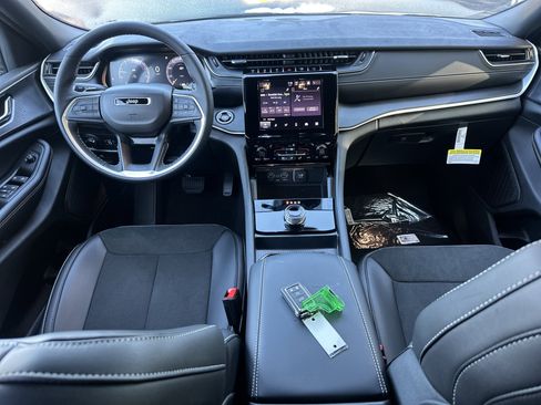 New 2025 Jeep Grand Cherokee L Altitude image 30