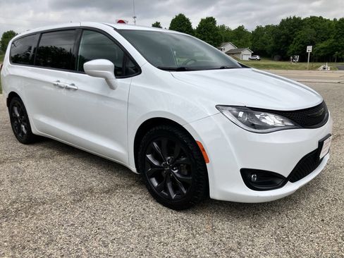 Used 2018 Chrysler Pacifica Touring Plus w/ S Appearance Package FWD image 7