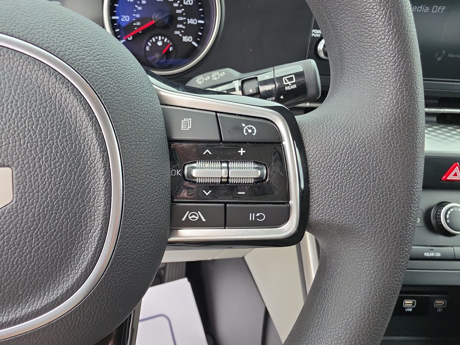 Used 2024 Kia Carnival LX FWD image 19