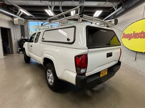 Used 2019 Toyota Tacoma SR image 3