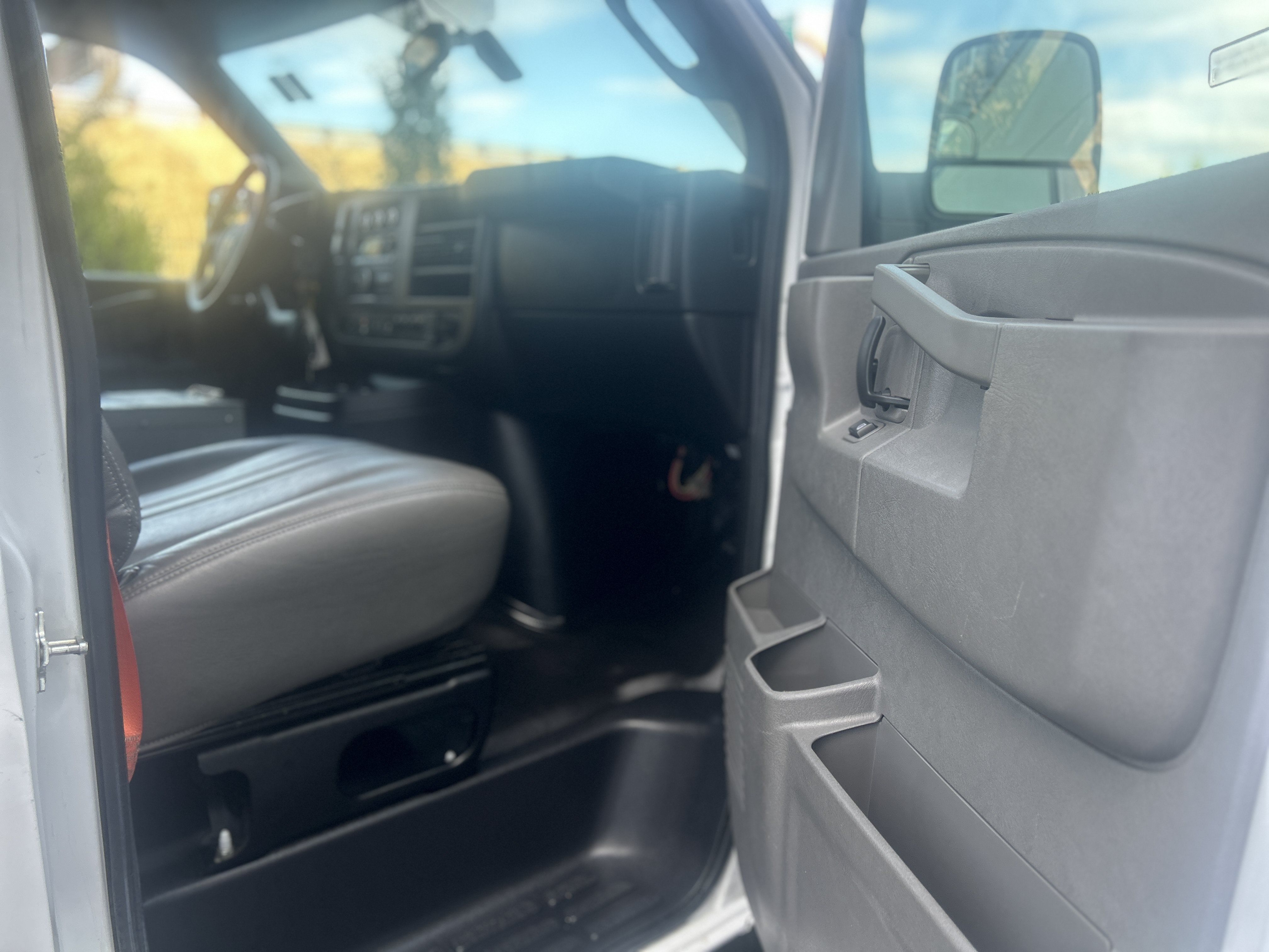 Used 2017 Chevrolet Express 2500 RWD image 30