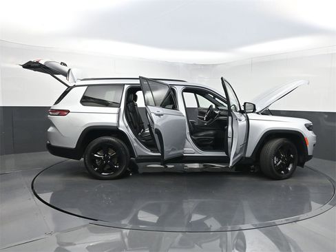 Used 2023 Jeep Grand Cherokee L Laredo image 39