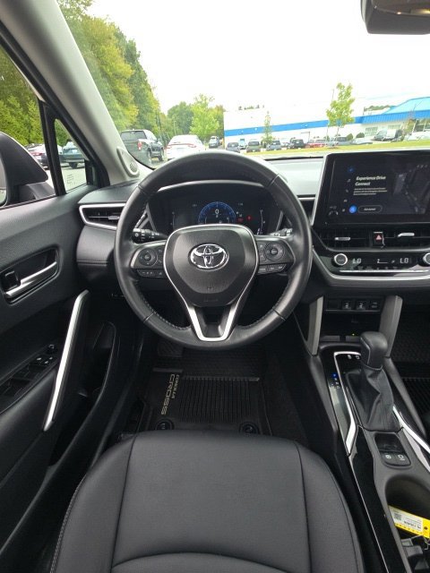 Used 2025 Toyota Corolla Cross XLE w/ Convenience Package AWD/4WD image 17