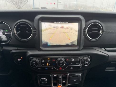 Used 2022 Jeep Wrangler Unlimited Sahara w/ Cold Weather Group image 17