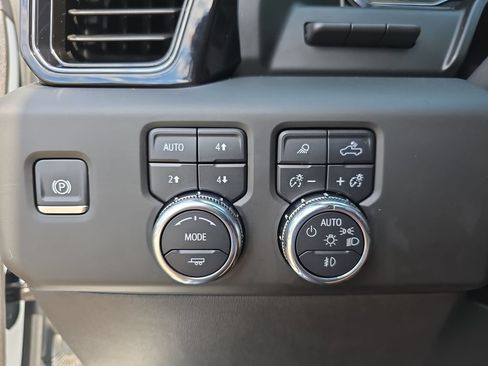 Used 2025 GMC Sierra 1500 AT4 w/ AT4 Premium Package AWD/4WD image 28