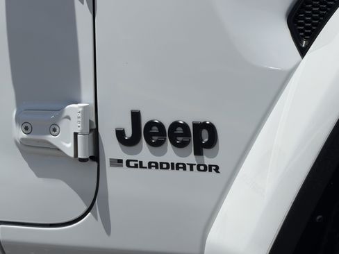 Used 2024 Jeep Gladiator Sport AWD/4WD image 4