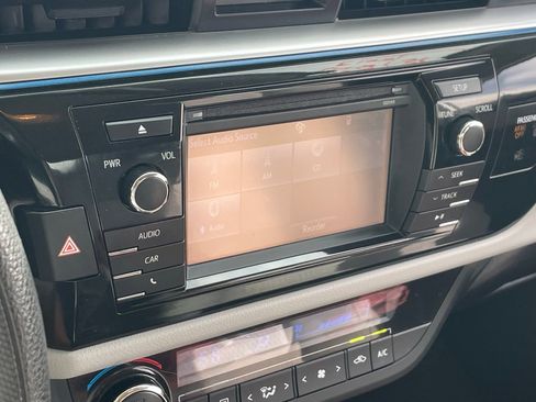 Used 2015 Toyota Corolla LE image 9