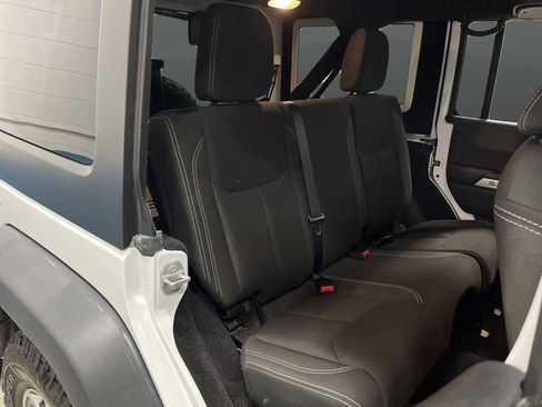 Used 2016 Jeep Wrangler Unlimited Rubicon image 25