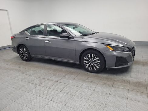 Used 2025 Nissan Altima 2.5 SV FWD image 11