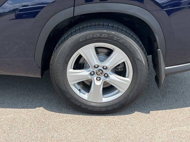 Used 2022 Toyota Highlander LE AWD/4WD image 15
