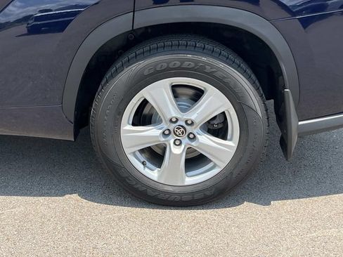 Used 2022 Toyota Highlander LE AWD/4WD image 15