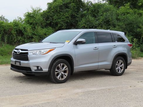 Used 2016 Toyota Highlander Plus AWD/4WD image 8