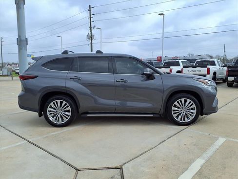 Used 2024 Toyota Highlander Platinum image 5