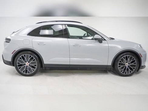 Used 2025 Porsche Macan 4 Electric image 9