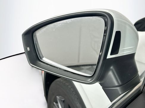 Used 2022 Volkswagen Tiguan SE w/ Panoramic Sunroof Package FWD image 16