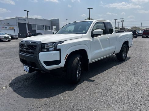 Used 2025 Nissan Frontier SV image 18