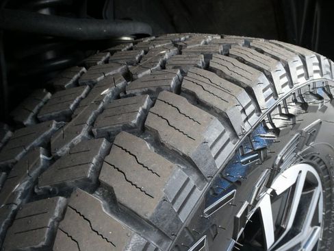 Used 2022 Toyota Tacoma TRD Sport w/ Technology Package image 12