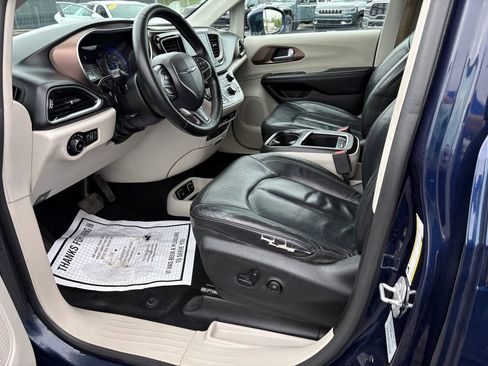 Used 2017 Chrysler Pacifica Touring-L Plus FWD image 15