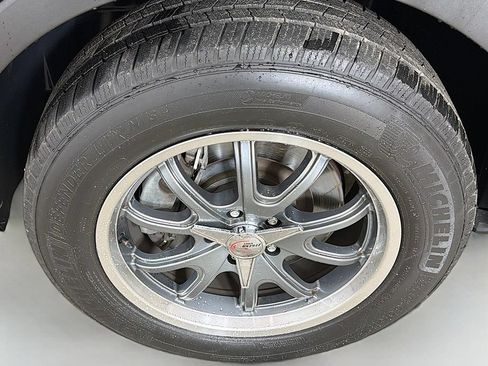 Used 2018 Ford Explorer XLT w/ Equipment Group 202A AWD/4WD image 20