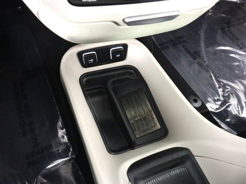 Used 2017 Chrysler Pacifica Platinum FWD image 27
