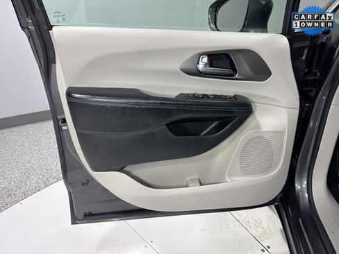 Used 2021 Chrysler Pacifica Touring w/ Cold Weather Group image 11