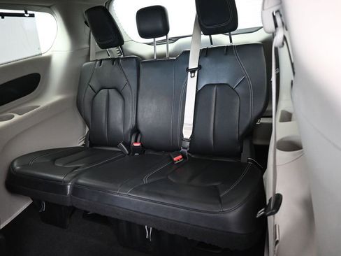 Used 2022 Chrysler Pacifica Touring-L FWD image 31