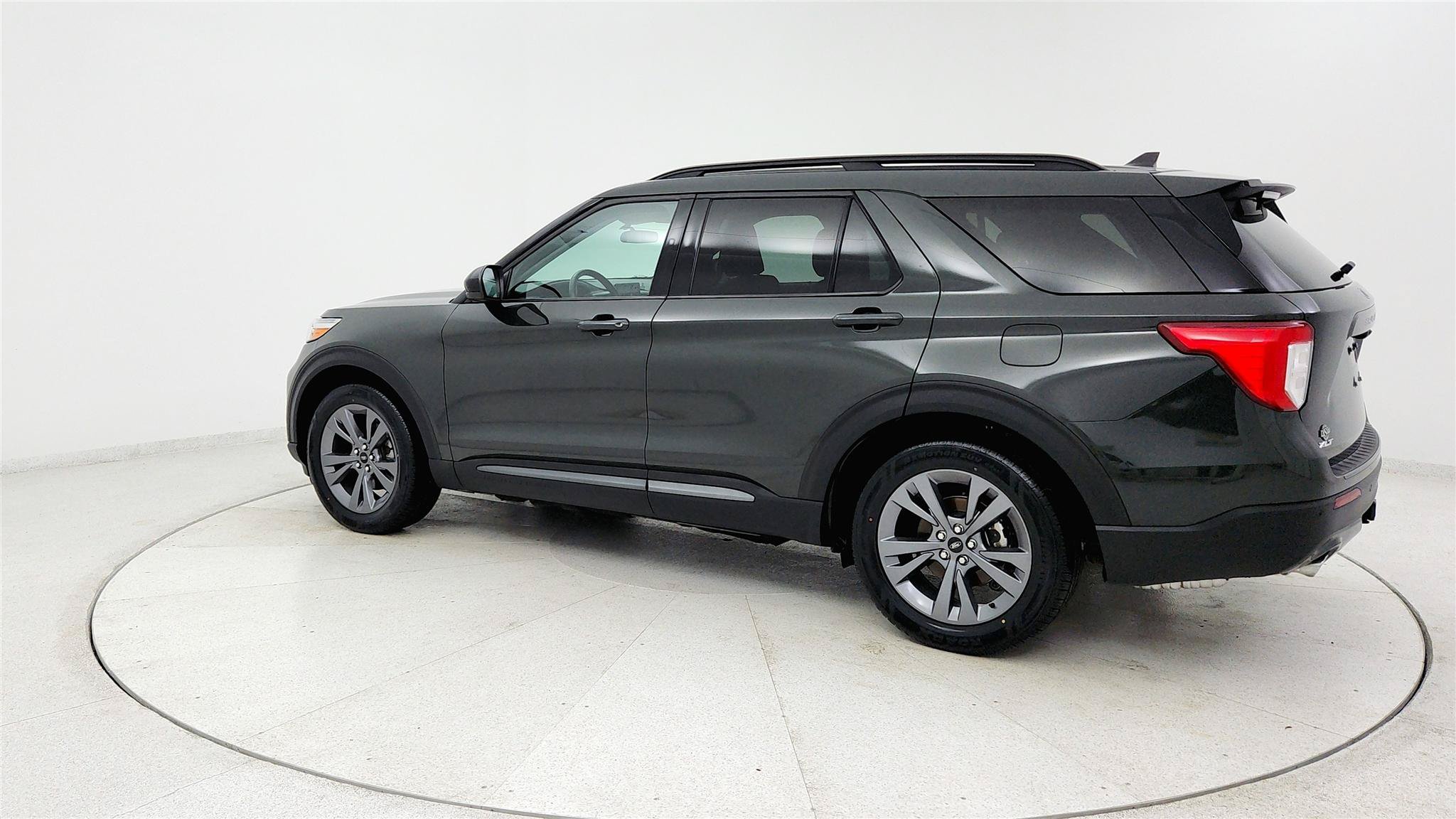 Used 2024 Ford Explorer XLT RWD image 3