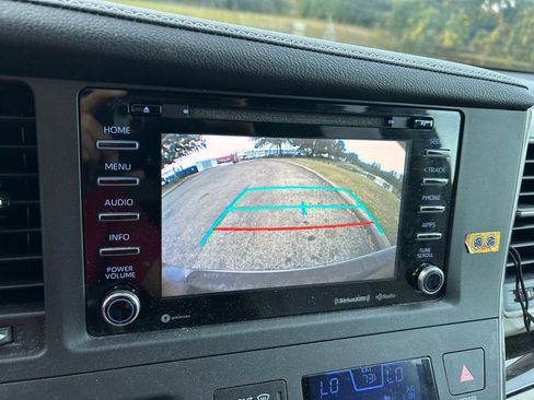 Used 2018 Toyota Sienna XLE image 26