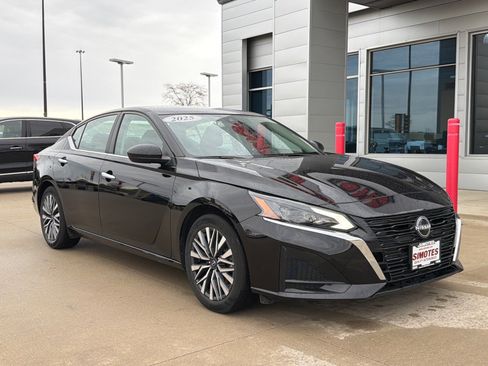Used 2025 Nissan Altima 2.5 SV image 2