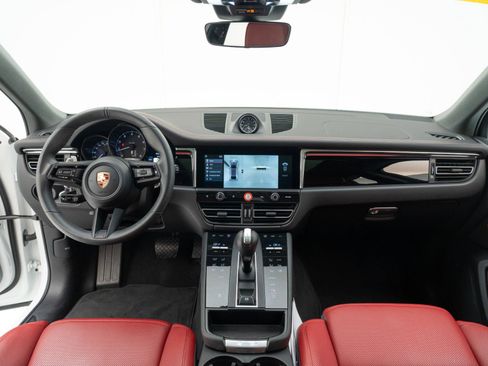 Certified 2026 Porsche Macan AWD/4WD image 30