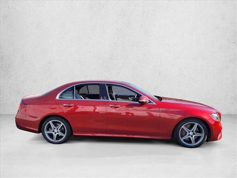 Used 2017 Mercedes-Benz E 300 4MATIC image 4
