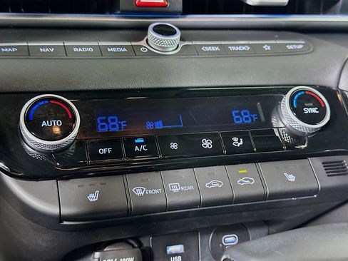 Used 2025 Hyundai Elantra SEL image 24